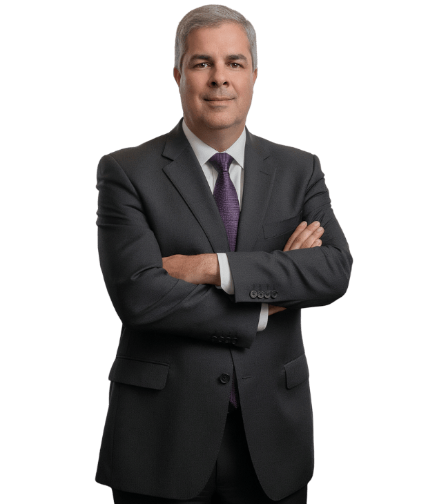 Homem de terno com postura profissional representando liderança da Caputo Seguros.