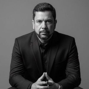 Cliente sendo atendido por consultora de seguros em ambiente profissional.